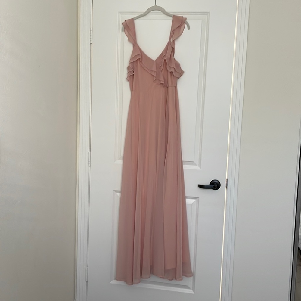 Lulu’s light pink dress